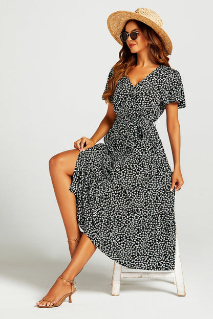 Schwarzes Midikleid mit bedrucktem Saum, Stufen-Wickelausschnitt und Beinschlitz