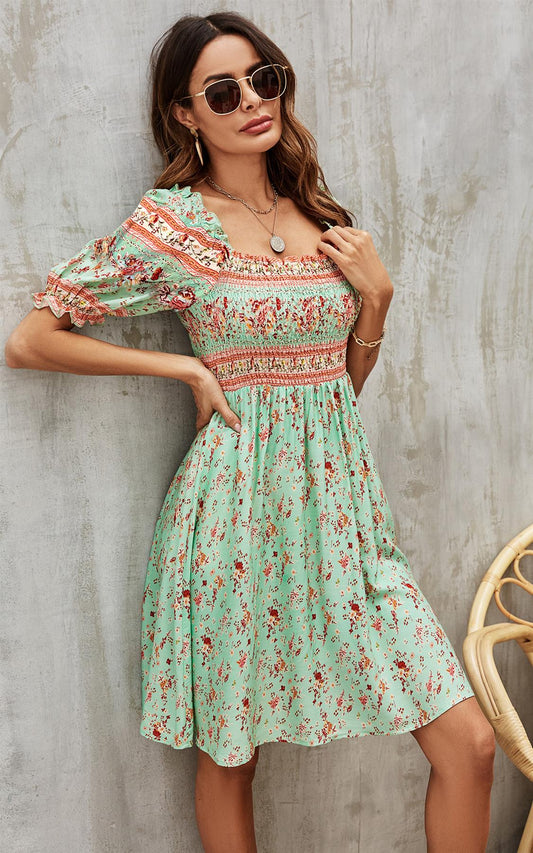 Boho-Minikleid mit rosa Blumenmuster in Mintgrün